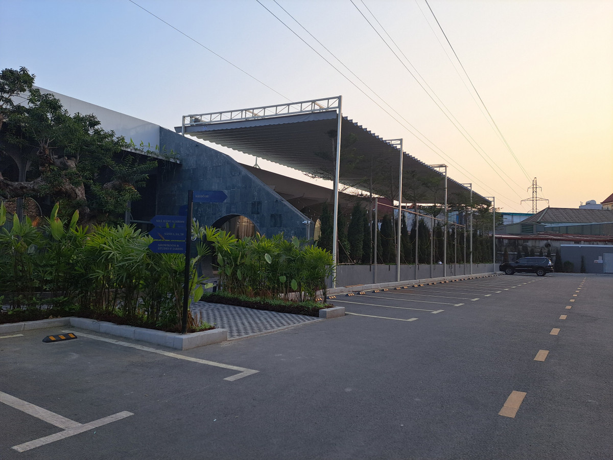 Trong đó khu vực nhà kho, nhà xưởng sản xuất chính, được cải tạo thành hội trường cưới, khu nhà điều hành cải tạo thành khu dịch vụ áo cưới.