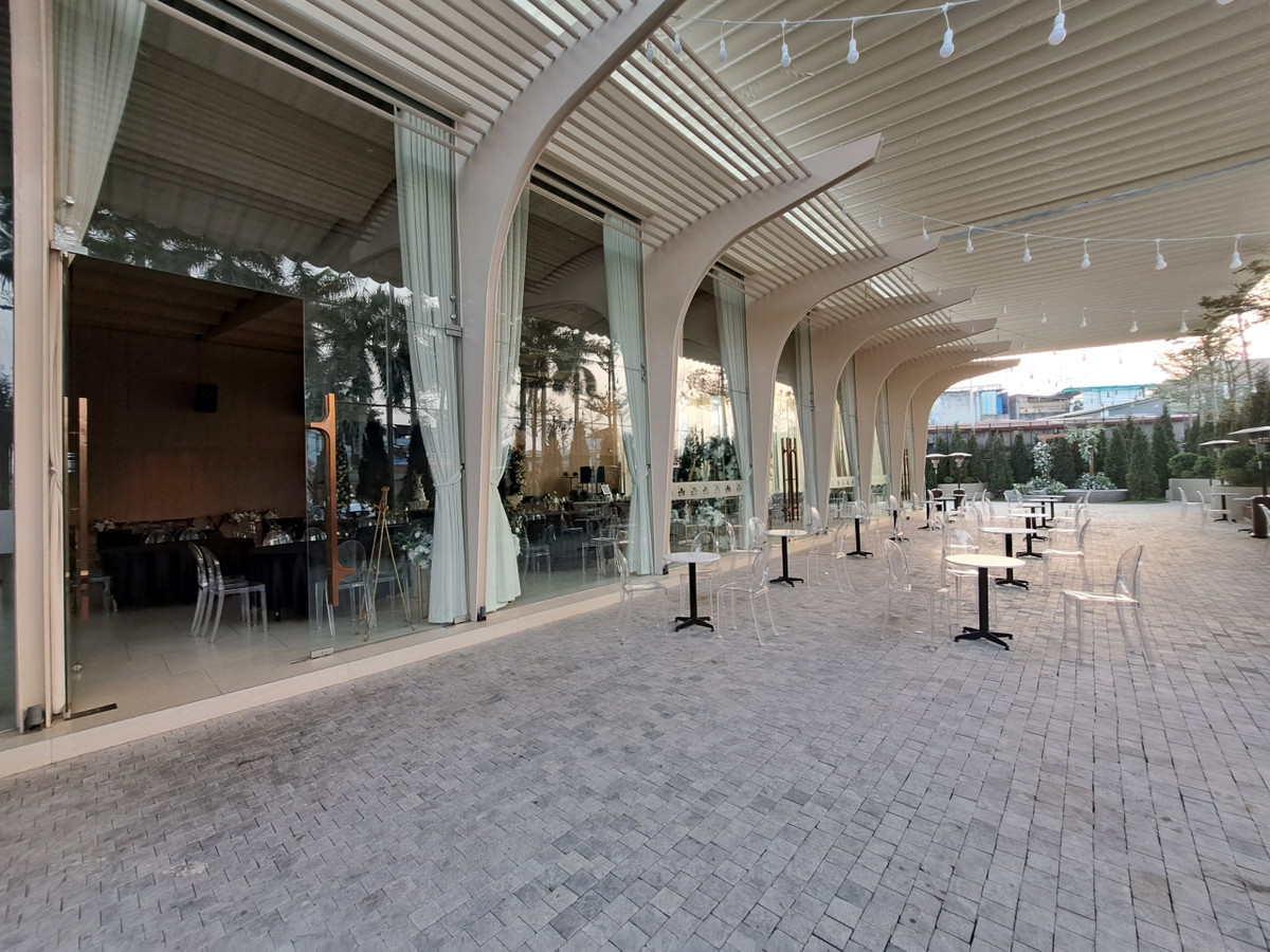 Lực lượng liên ngành cũng xác định, Công ty Hồng Phát đã tự ý chuyển mục đích sử dụng đất sản xuất kinh doanh sang đất thương mại dịch vụ. Hoạt động kinh doanh trung tâm tiệc cưới nhưng không có hồ sơ môi trường, xây dựng trái phép, lấn chiếm và xây dựng trái phép trên đất hành lang lưới điện.