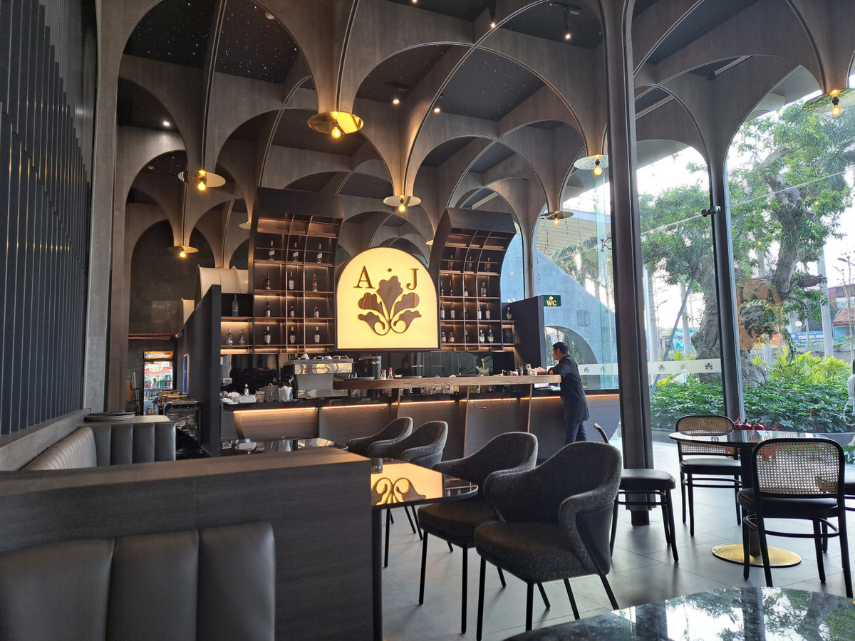 Tuy nhiên, Công ty Hồng Phát đã tự ý chuyển mục đích sử dụng đất từ sản xuất kinh doanh phi nông nghiệp sang hoạt động kinh doanh tiệc cưới thuộc nhóm mục đích đất thương mại dịch vụ, nhưng chưa được cơ quan thẩm quyền cho phép.