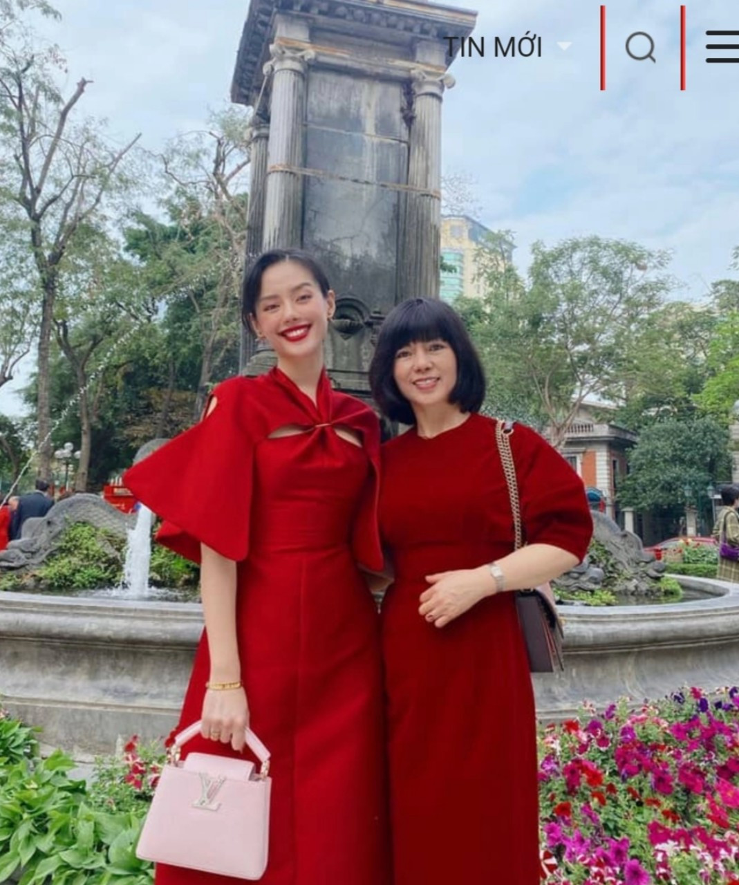 Khánh Linh - Cô Em Trendy đang gặt hái nhiều thành công với vai trò fashionista. Ngay từ khi gia nhập giới nghệ thuật, Khánh Linh đã gây chú ý bởi nhan sắc nổi bật. Cho đến khi cô khoe ảnh chụp cùng mẹ, dân mạng mới tấm tắc, gật gù hiểu vẻ đẹp của Khánh Linh đều thừa hưởng từ mẹ. Mẹ của cô nàng có vóc dáng vẫn thon gọn khiến nhiều ngưỡng ngưỡng mộ.