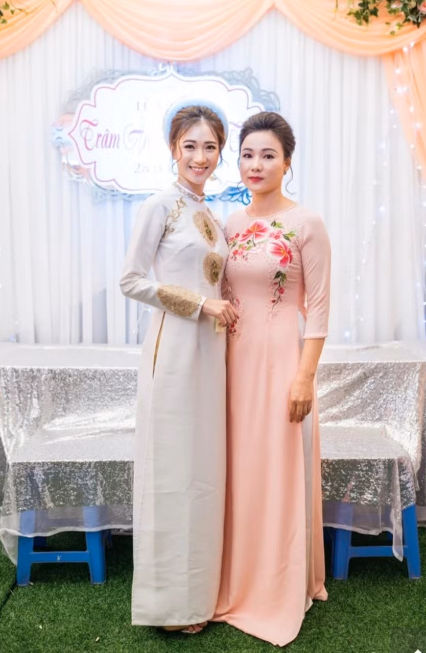 Không chỉ nổi tiếng với gương mặt mộc xinh xắn từ thời nữ sinh, Trâm Anh còn được biết đến nhiều hơn từ khi kết hôn với JustaTee. Trong đám cưới của cặp đôi, nhan sắc mẹ vợ lại trở thành tâm điểm chú ý. Trâm Anh cũng được nhận xét thừa hưởng được nhiều nét đẹp của mẹ như mũi, miệng.