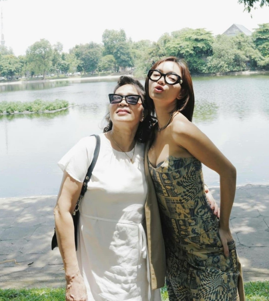 Có con gái là fashionista đình đám, mẹ Châu Bùi cũng sở hữu phong cách thời trang, gu thẩm mỹ không kém. Châu Bùi thường xuyên rủ mẹ quay chung các đoạn clip, do vậy người hâm mộ đều quen mặt với cô Lan. Không chỉ có vẻ ngoài cuốn hút, mẹ Châu Bùi còn có tính cách rất trẻ trung, hài hước và tâm lý hết mực với các con.