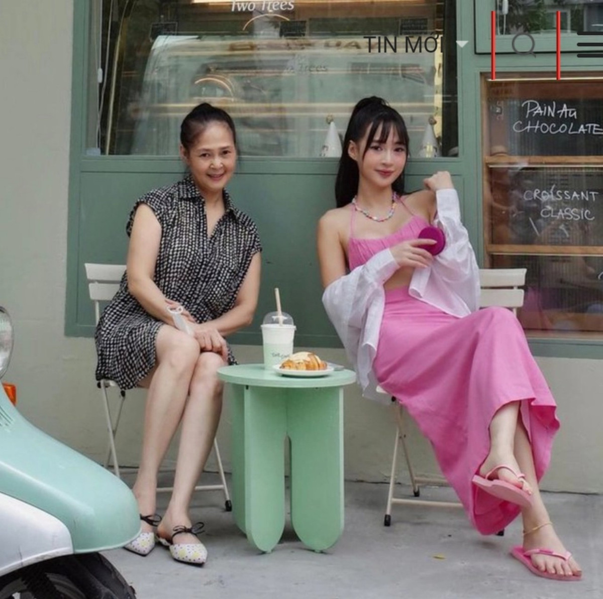 Mẹ của Sun HT - cô Tố Loan từng là Hoa khôi Nam Định. Nhiều lần chia sẻ hình ảnh ngày xưa của mẹ, Sun HT thẳng thắn thừa nhận nhan sắc của bản thân còn thua xa. Hiện tại, mẹ Sun HT dù đã ở tuổi ngoài 60 nhưng vẫn giữ được sự tươi tắn, rạng rỡ. Cô thường xuyên đi du lịch, quay clip TikTok cùng con gái. Ngoài ra, mẹ Sun HT còn sở hữu Instagram riêng, đăng ảnh tạo dáng không thua giới trẻ.