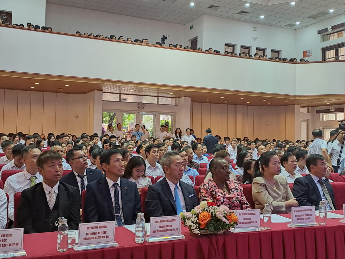 Trường ĐH Hàng hải Việt Nam vinh dự nhận Cờ thi đua của Chính phủ - Hình 2 Truong DH Hang hai Viet Nam vinh du nhan Co thi dua cua Chinh phu-Hinh-2