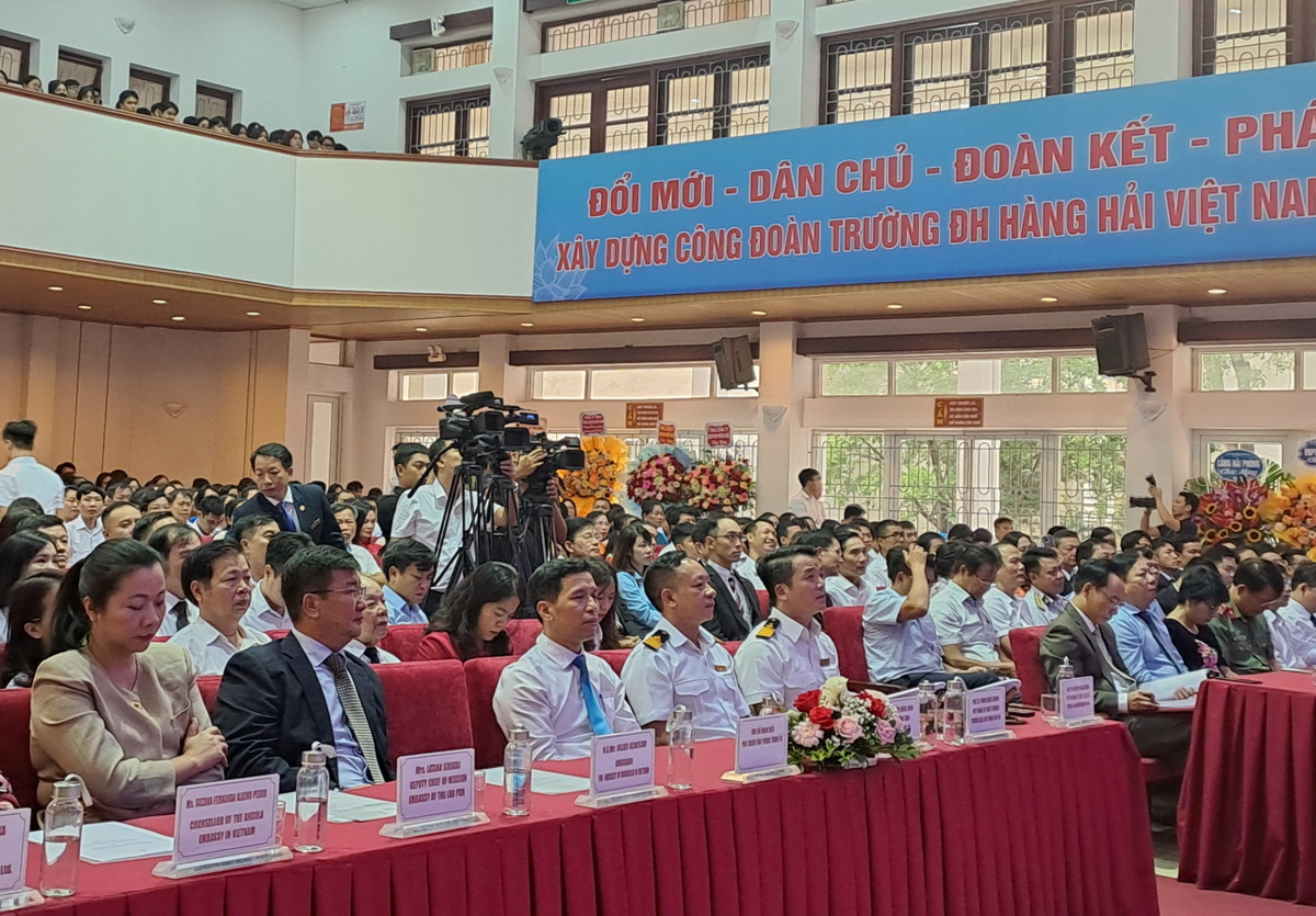 Trường ĐH Hàng hải Việt Nam vinh dự nhận Cờ thi đua của Chính phủ Truong DH Hang hai Viet Nam vinh du nhan Co thi dua cua Chinh phu