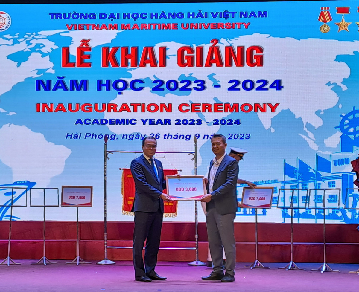 Trường ĐH Hàng hải Việt Nam vinh dự nhận Cờ thi đua của Chính phủ - Hình 5 Truong DH Hang hai Viet Nam vinh du nhan Co thi dua cua Chinh phu-Hinh-5
