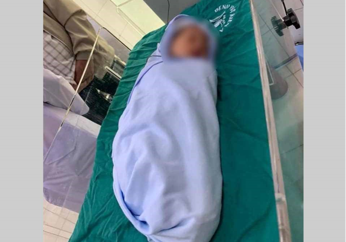 Xot xa tre so sinh con nguyen day ron bi bo roi ben duong