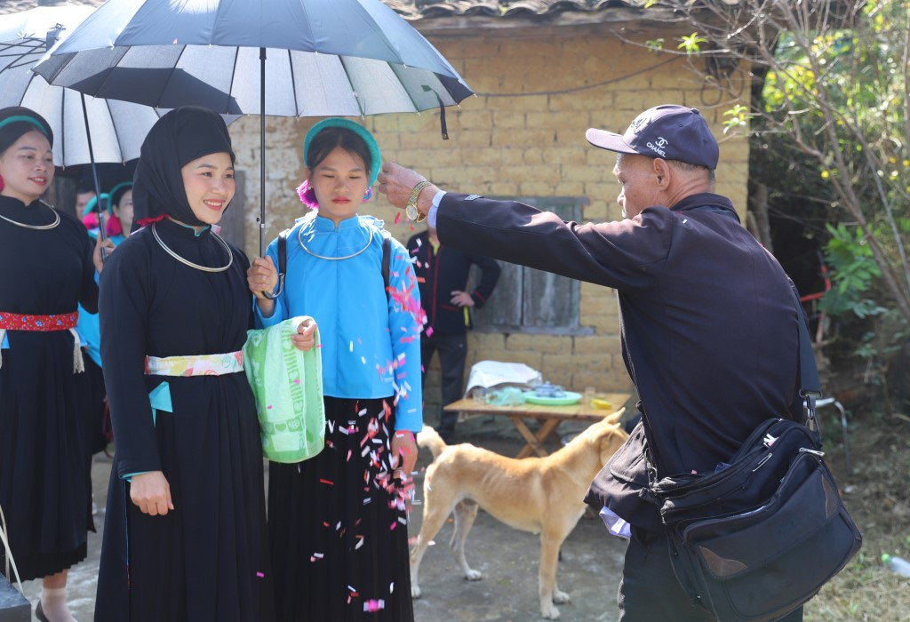 Nhà gái ra lời đối cho nhà trai trả lời. Để công việc được thuận hòa, tốt đẹp, nhà gái sẽ đưa ra những câu đối dễ, sau đó nhà gái hát mời nhà trai vào. Sau khi hoàn thành các thủ tục tại nhà gái, đoàn đưa dâu đưa cô dâu về nhà chồng đi theo đúng thứ tự, số người tham gia luôn là số chẵn.