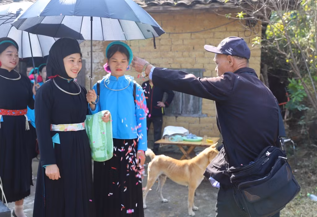 Nhà gái ra lời đối cho nhà trai trả lời. Để công việc được thuận hòa, tốt đẹp, nhà gái sẽ đưa ra những câu đối dễ, sau đó nhà gái hát mời nhà trai vào. Sau khi hoàn thành các thủ tục tại nhà gái, đoàn đưa dâu đưa cô dâu về nhà chồng đi theo đúng thứ tự, số người tham gia luôn là số chẵn.