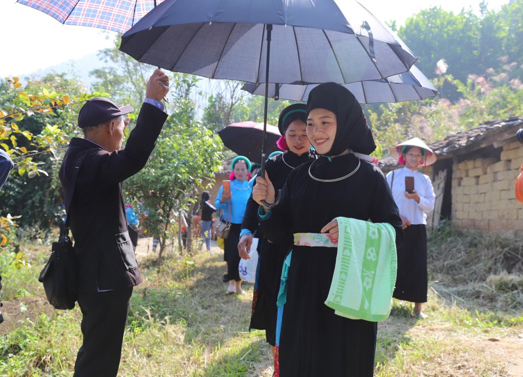 Nghi lễ đón dâu trong đám cưới của người Sán Chỉ là hoạt động thể hiện sự trân trọng, tôn vinh người phụ nữ trong ngày lễ trọng đại của cuộc đời.