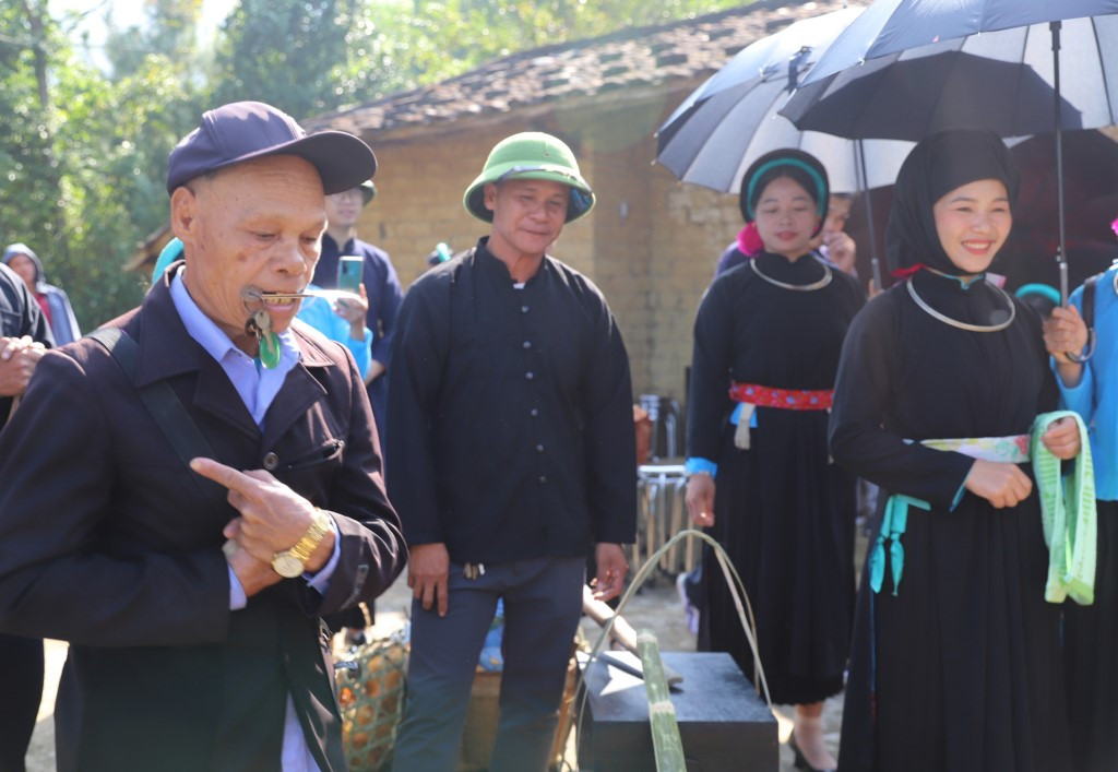 Điểm nhấn trong đám cưới của người Sán Chỉ chính là những câu hát đối, bởi từ lúc yêu nhau đến khi cưới, những đôi trai gái luôn dập dìu trong những câu hát.