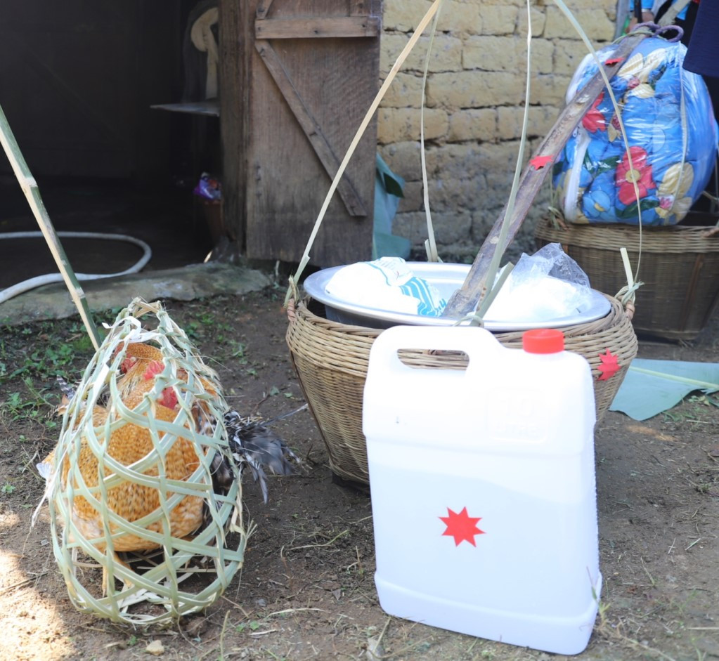 Sính lễ nhà trai đem đến nhà gái gồm gà, rượu, 12 cái bánh dày to và 20 cái bánh dày nhỏ.