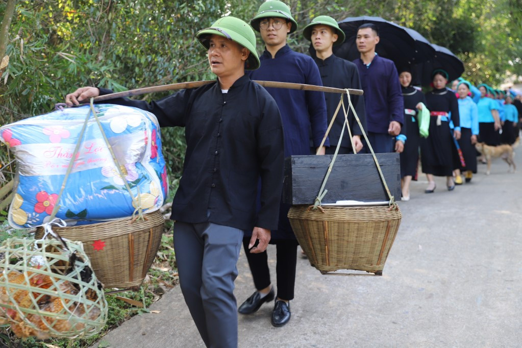 Tham gia trong nghi lễ trên không chỉ có người thân, họ hàng những người được lựa chọn để đại diện cho hai họ, mà còn có sự tham gia của cả cộng đồng. Điều đó làm tăng thêm sự tươi vui, phấn khởi, tạo sự gắn kết cộng đồng bền chặt.