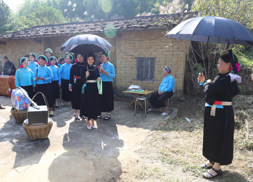 Trong lễ cưới, ban đầu, đoàn nhà trai đến nhà gái, nhà gái cử người ra đón. Nhà trai hát đối trình bày công việc đến xin đón cô dâu.