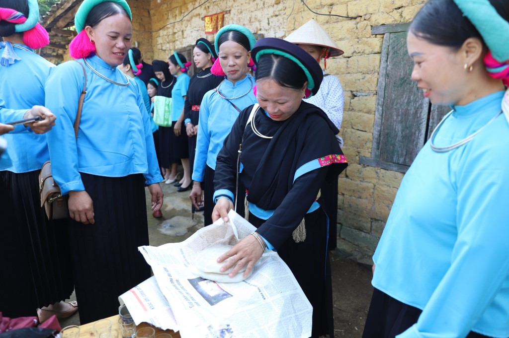 Những chiếc bánh nhà trai đem đến sẽ được nhà gái gói lại cẩn thận bằng giấy rồi giao lại cho đại diện nhà trai, người đón dâu.