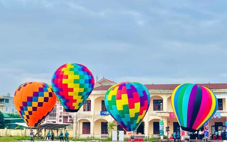 Theo thông tin từ UBND quận Đồ Sơn (Hải Phòng) ngày hội khinh khí cầu Đồ Sơn 2023 sẽ được khai diễn song song với kế hoạch tổ chức Lễ hội Chọi trâu, bắt đầu từ ngày 16/9 (2/8 âm lịch) và kết thúc vào ngày 24/9/2023 (10/8 âm lịch). Đây là chương trình thử nghiệm, nhằm tạo thêm các hoạt động điểm nhấn đặc sắc, độc đáo mới lạ, hấp dẫn thu hút du khách về với biển Đồ Sơn và thành phố Cảng Hải Phòng. 