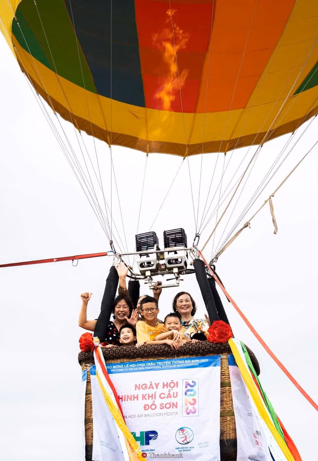 Chị Bùi Thị Duyên, một người dân tại huyện Kiến Thụy, TP Hải Phòng cho biết: "Tôi rất phấn khích vì đây là lần đầu tiên được nhìn thấy khinh khí cầu và tham dự ngày hội khinh khí cầu Đồ Sơn. Các khinh khí cầu như những trái bóng khổng lồ rực rỡ sắc màu bay lượn trên không trung, được thử cảm giác ngồi trên cao và ngắm cảnh ở phía dưới thực sự vô cùng tuyệt vời. . Ảnh: NHP