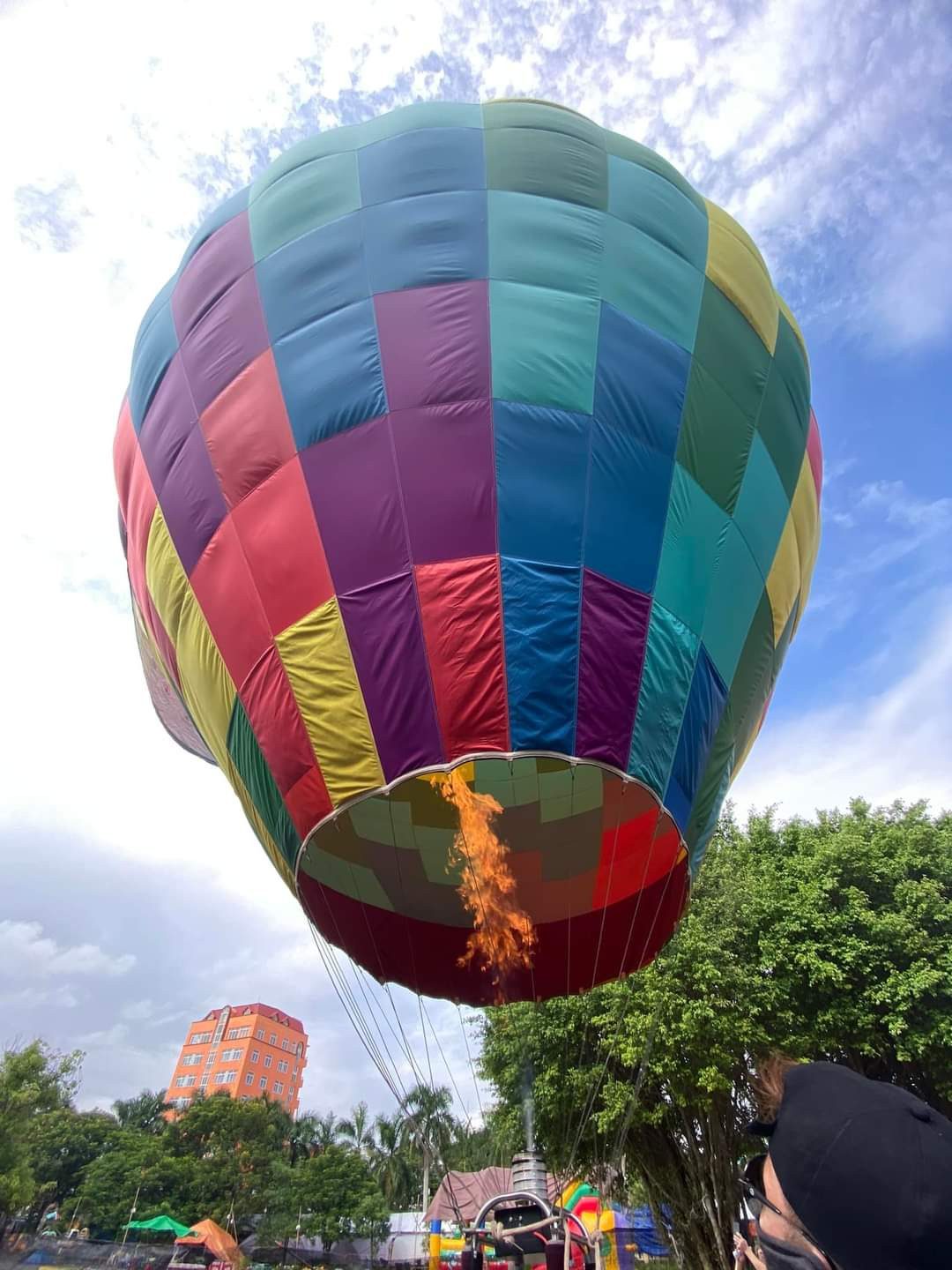 Để tạo điểm nhấn đặc biệt cho Ngày hội khinh khí cầu Đồ Sơn, sẽ có 1-2 khinh khí cầu cấp 7 bay tự do từ công viên Đầm Vuông, bay vượt bên trên đỉnh Đồi Rồng và Chùa tháp Tường Long và cửa Văn Úc. Khinh khí cầu hướng về khu di tích Vương triều Mạc hoặc cầu Khuể trên đất Tiên Lãng hay Vân Hòa, Tây Hưng. Tuyến bay thiết kế dài khoảng 15km-25km; độ cao từ 5m-300m. Khi đi qua sông Văn Úc sẽ bay sà trên mặt sông khoảng 3m - 5m tạo ra sự tương phản hình ảnh khinh khí cầu lộng lẫy trên mặt nước sông… (Ảnh: LTĐ)