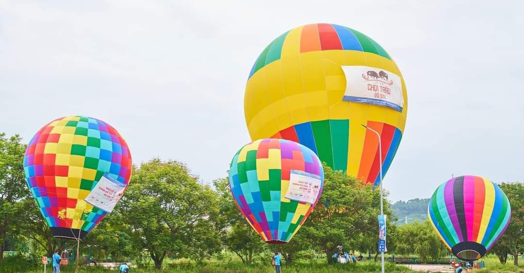 Chương trình trình diễn khinh khí cầu bao gồm nhiều hoạt động đặc sắc, hấp dẫn: Bay tự do khinh khí cầu cấp 7 ngắm nhìn thành phố biển Hải Phòng trên cao; bay treo trải nghiệm khinh khí cầu cấp 7 – 9; bay treo khinh khí cầu cấp 1; tham quan bên trong khinh khí cầu khổng lồ; đêm hoa đăng khinh khí cầu lộng lẫy… (Ảnh: NHP) 