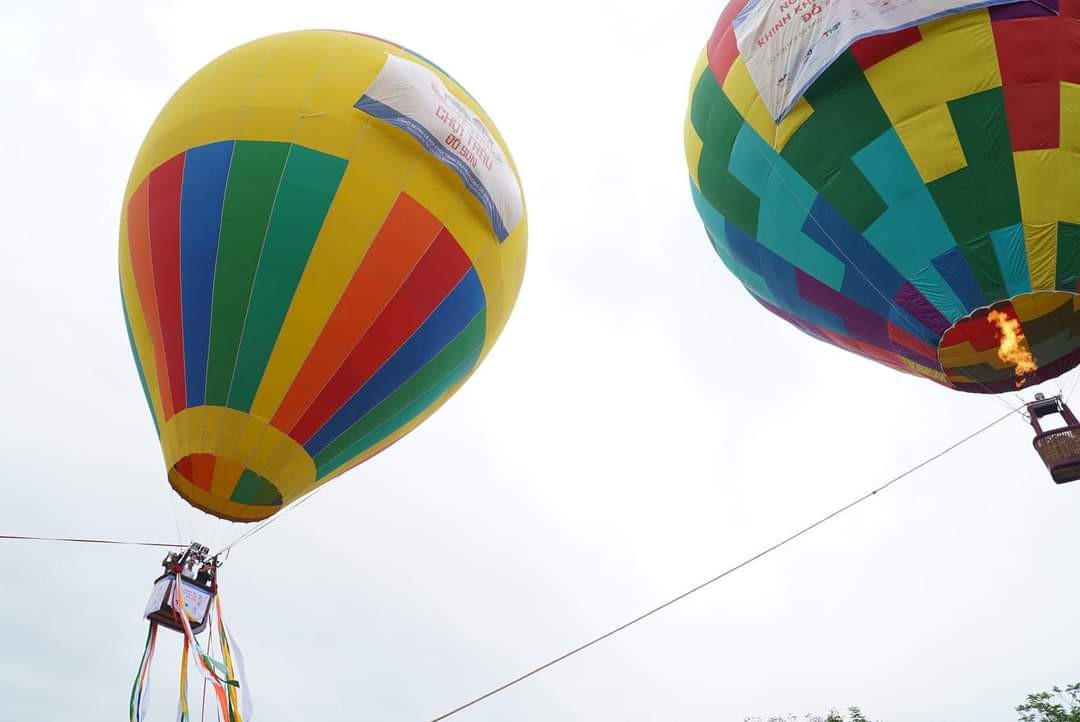 Được biết, bên lề lễ hội chọi trâu Đồ Sơn năm nay, ngoài Ngày hội khinh khí cầu còn diễn ra các hoạt động khác như: Ngày hội Bia và Ẩm thực truyền thống dự kiến sẽ diễn ra từ ngày 18/9 đến 23/9 tại khuôn viên Trung tâm Văn hóa Thông tin và Thể thao quận Đồ Sơn (có bán vé); đêm nhạc Danh ca Ngọc Sơn dự kiến diễn ra vào 20h ngày 22/9/2023 tại sân vận động Trung tâm quận Đồ Sơn; đêm nhạc dân gian sân đình dự kiến diễn ra vào 20h ngày 22/9/2023 tại Di tích Đình Ngọc Xuyên, phường Ngọc Xuyên, quận Đồ Sơn. (Ảnh: NHP)