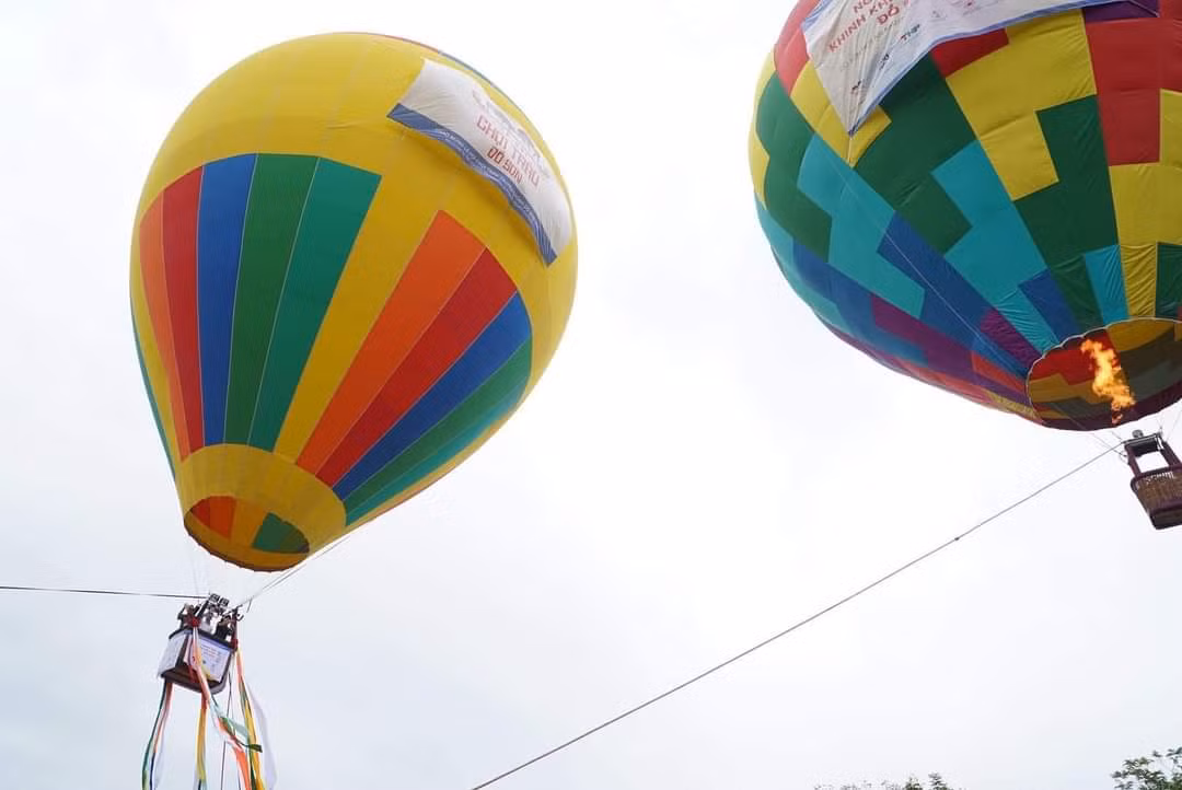 Được biết, bên lề lễ hội chọi trâu Đồ Sơn năm nay, ngoài Ngày hội khinh khí cầu còn diễn ra các hoạt động khác như: Ngày hội Bia và Ẩm thực truyền thống dự kiến sẽ diễn ra từ ngày 18/9 đến 23/9 tại khuôn viên Trung tâm Văn hóa Thông tin và Thể thao quận Đồ Sơn (có bán vé); đêm nhạc Danh ca Ngọc Sơn dự kiến diễn ra vào 20h ngày 22/9/2023 tại sân vận động Trung tâm quận Đồ Sơn; đêm nhạc dân gian sân đình dự kiến diễn ra vào 20h ngày 22/9/2023 tại Di tích Đình Ngọc Xuyên, phường Ngọc Xuyên, quận Đồ Sơn. (Ảnh: NHP)