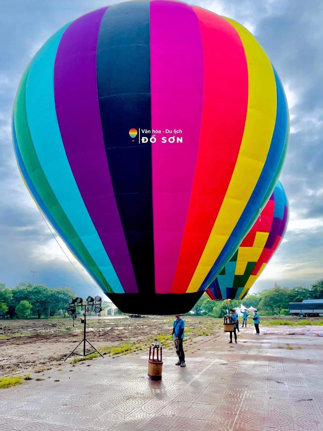 Đáp ứng nhu cầu muốn bay trải nghiệm của công chúng đến tham dự Ngày hội khinh khí cầu sẽ bay lên xuống lơ lửng cố định ở một chỗ và được bảo đảm an toàn. Độ cao tối đa khi bay treo là 50m (tính từ mặt đất lên tới đáy của giỏ mây) theo chuẩn quốc tế và theo luật định. Ban Tổ chức cho biết sẽ cho thổi phồng thân khí cầu lên như một nhà vải khổng lồ để du khách có thể vào bên trong chụp ảnh tham quan. Đáng chú ý, đêm hoa đăng khinh khí cầu là hiệu ứng ánh sáng đặc biệt khi thổi luồng lửa dài vào trong thân khí cầu tạo ánh sáng rực rỡ. Đây sẽ là điểm nhấn của khu du lịch Đồ Sơn trong năm nay. 