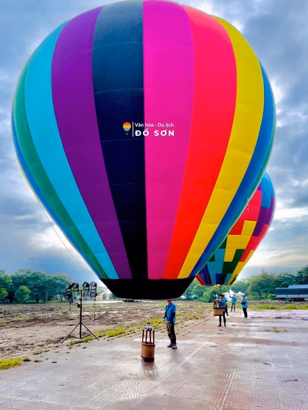 Đáp ứng nhu cầu muốn bay trải nghiệm của công chúng đến tham dự Ngày hội khinh khí cầu sẽ bay lên xuống lơ lửng cố định ở một chỗ và được bảo đảm an toàn. Độ cao tối đa khi bay treo là 50m (tính từ mặt đất lên tới đáy của giỏ mây) theo chuẩn quốc tế và theo luật định. Ban Tổ chức cho biết sẽ cho thổi phồng thân khí cầu lên như một nhà vải khổng lồ để du khách có thể vào bên trong chụp ảnh tham quan. Đáng chú ý, đêm hoa đăng khinh khí cầu là hiệu ứng ánh sáng đặc biệt khi thổi luồng lửa dài vào trong thân khí cầu tạo ánh sáng rực rỡ. Đây sẽ là điểm nhấn của khu du lịch Đồ Sơn trong năm nay. 