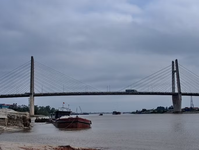 Tối 4/2, chị H. đi bộ từ nhà ra khu vực chân cầu Kiền (cách nhà khoảng hơn 3 km) nhưng đến đêm không thấy về. Người nhà gọi điện nhưng không ai nghe máy nên đã chia nhau đi tìm và phát hiện áo khoác, điện thoại, ví tiền cùng chiếc ô của chị H. tại vị trí giữa cầu Kiền. (Ảnh minh họa, nguồn: Internet)