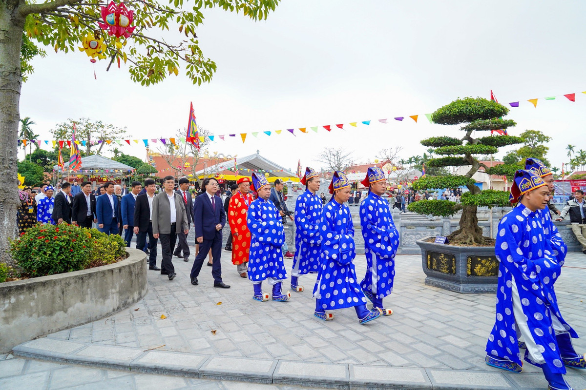 Doc dao hoi thi truyen thong Vat dan toc thoi Mac