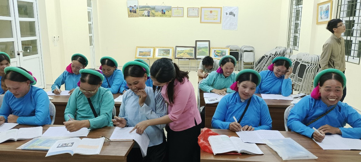 Chị Phùn Dảu Dếnh, thôn Ngàn Vàng Trên cho biết: “Phụ nữ ở thôn này nhiều người không biết chữ lắm, nên rất ngại giao tiếp. Đợt vừa rồi, khi họp thôn, được cán bộ, lãnh đạo xã phân tích, chia sẻ những cái lợi khi biết đọc, biết viết, biết tính toán, tôi đã mạnh dạn đăng kí đi học lớp xóa mù chữ này. Sau một thời gian đi học, giờ ra xã làm các thủ tục giấy tờ cho con, cho bản thân tôi đã có thể tự ký tên thay vì điểm chỉ như những lần trước”.