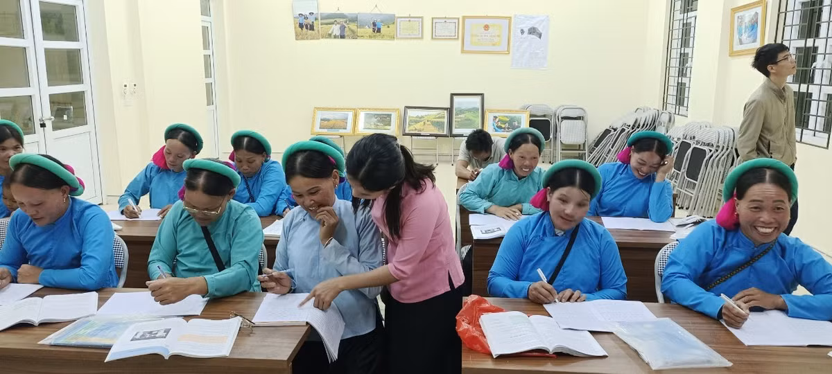 Chị Phùn Dảu Dếnh, thôn Ngàn Vàng Trên cho biết: “Phụ nữ ở thôn này nhiều người không biết chữ lắm, nên rất ngại giao tiếp. Đợt vừa rồi, khi họp thôn, được cán bộ, lãnh đạo xã phân tích, chia sẻ những cái lợi khi biết đọc, biết viết, biết tính toán, tôi đã mạnh dạn đăng kí đi học lớp xóa mù chữ này. Sau một thời gian đi học, giờ ra xã làm các thủ tục giấy tờ cho con, cho bản thân tôi đã có thể tự ký tên thay vì điểm chỉ như những lần trước”.