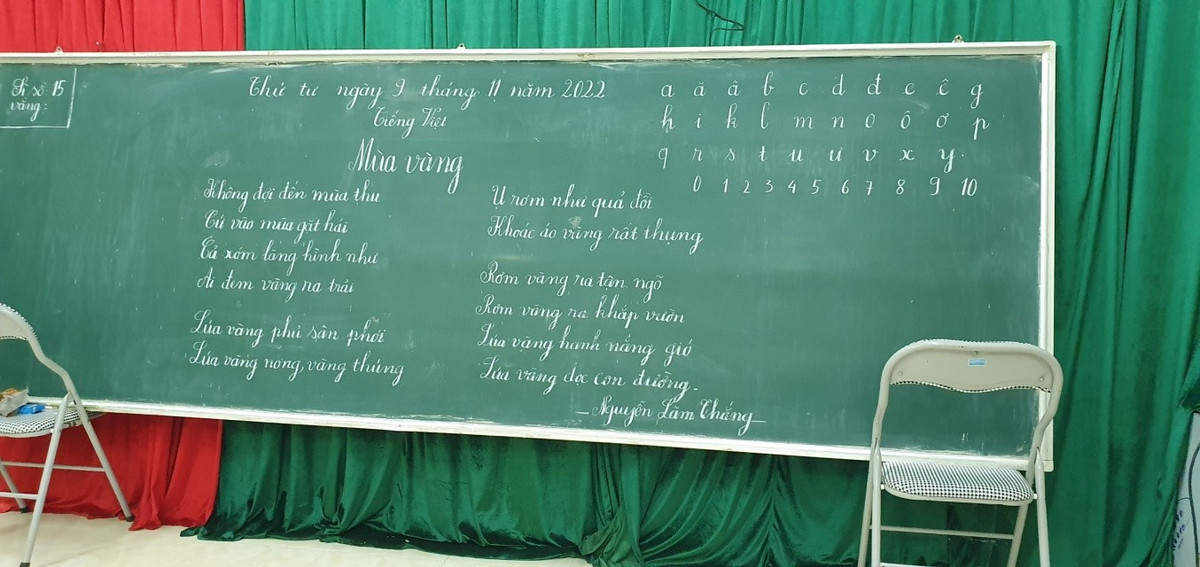 Ông Nông Thanh Sơn – Phó Chủ tịch UBND xã Đồng Tâm chia sẻ “Để động viên, khuyến khích bà con đi học, ngoài hỗ trợ sách vở xã cũng trích kinh phí mua đèn pin ... Với mục tiêu không để bà con các thôn, bản vùng cao không biết chữ, hàng năm xã cũng phối hợp với Phòng GD&amp;ĐT, Trung tâm giáo dục nghề nghiệp và giáo dục thường xuyên huyện mở các lớp xóa mù chữ, sau xóa mù chữ. Thời gian dạy trung bình mỗi lớp là 4-5 tháng, tuy nhiên có một số lớp kéo dài do bà con tập trung mùa vụ, do ảnh hưởng thời tiết…”.