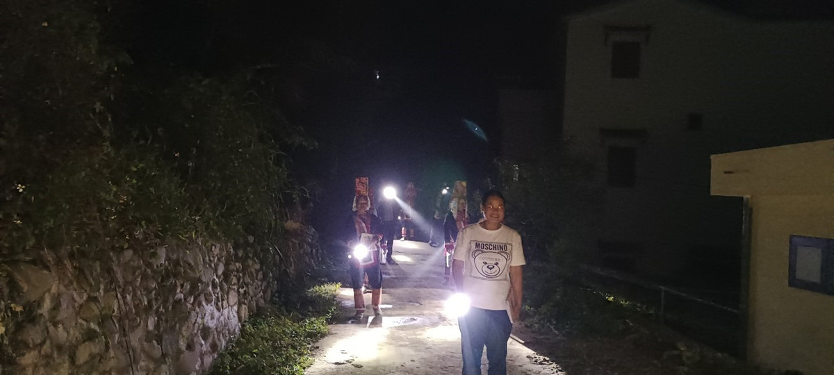 Tại các thôn bản vùng sâu, vùng xa trên địa bàn huyện Bình Liêu, phần lớn chị em tái mù chữ. Một số người chưa nói thạo tiếng Kinh, do đó các xã đã cử cán bộ đến từng thôn, bản, từng gia đình để tuyên truyền, vận động bà con đi học.