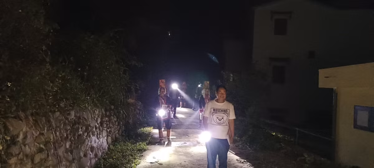 Tại các thôn bản vùng sâu, vùng xa trên địa bàn huyện Bình Liêu, phần lớn chị em tái mù chữ. Một số người chưa nói thạo tiếng Kinh, do đó các xã đã cử cán bộ đến từng thôn, bản, từng gia đình để tuyên truyền, vận động bà con đi học.