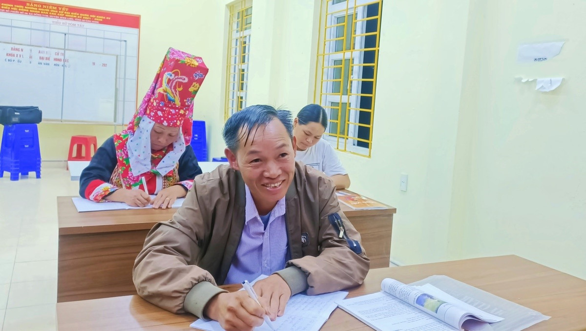 Lớp học này còn một điều đặc biệt là có 4 cặp vợ chồng cùng nhau đi học. Sau 1 ngày lên rừng làm lụng vất vả về, họ lại động viên nhau nấu nướng, ăn cơm sớm để kịp giờ đến lớp. Anh Chíu Chăn Lằm – thôn Ngàn Vàng Trên chia sẻ: “Trước đây, gia đình không có điều kiện để đi học nên tôi không biết chữ, do đó làm cái gì cũng khó, cũng vấp. Nhờ có lớp xóa mù chữ này, giờ tôi đã biết đọc, biết viết, biết nhân chia, đi buôn bán không còn ngại nữa”.