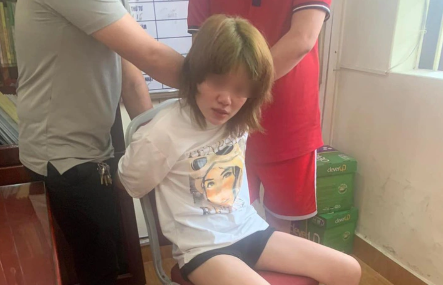 Hải Phòng: Cô gái "ngáo đá" xông vào trụ sở công an gây rối Hai Phong: Co gai