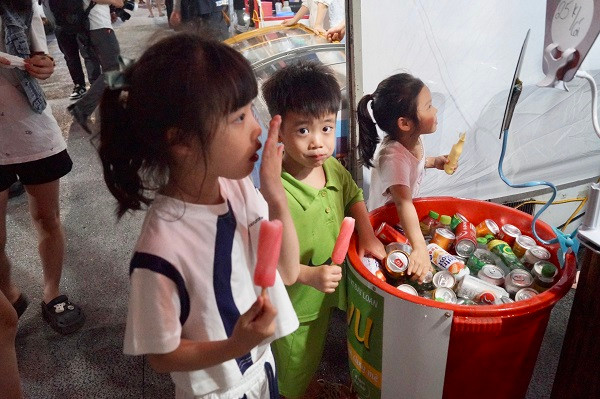 Gian hàng ẩm thực được các em nhỏ yêu thích. (Ảnh: An ninh Hải Phòng)