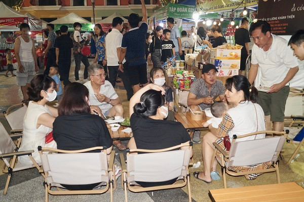 Diễn ra đúng dịp nghỉ lễ 30/4-1/5, Lễ hội Bia và Ẩm thực thu hút nhiều người dân tham gia. (Ảnh: An ninh Hải Phòng).