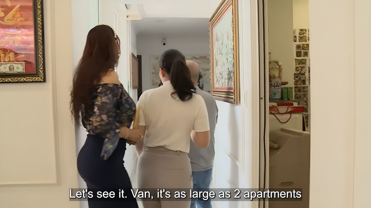 Nhà Phi Thanh Vân rộng 200m2 từ 2 căn hộ thông tầng. Trong nhà chỉ có diễn viên và con trai sống, thỉnh thoảng có người giúp việc. Mỗi tuần, anh trai Phi Thanh Vân dành 1 ngày sang ăn cơm cùng em gái.