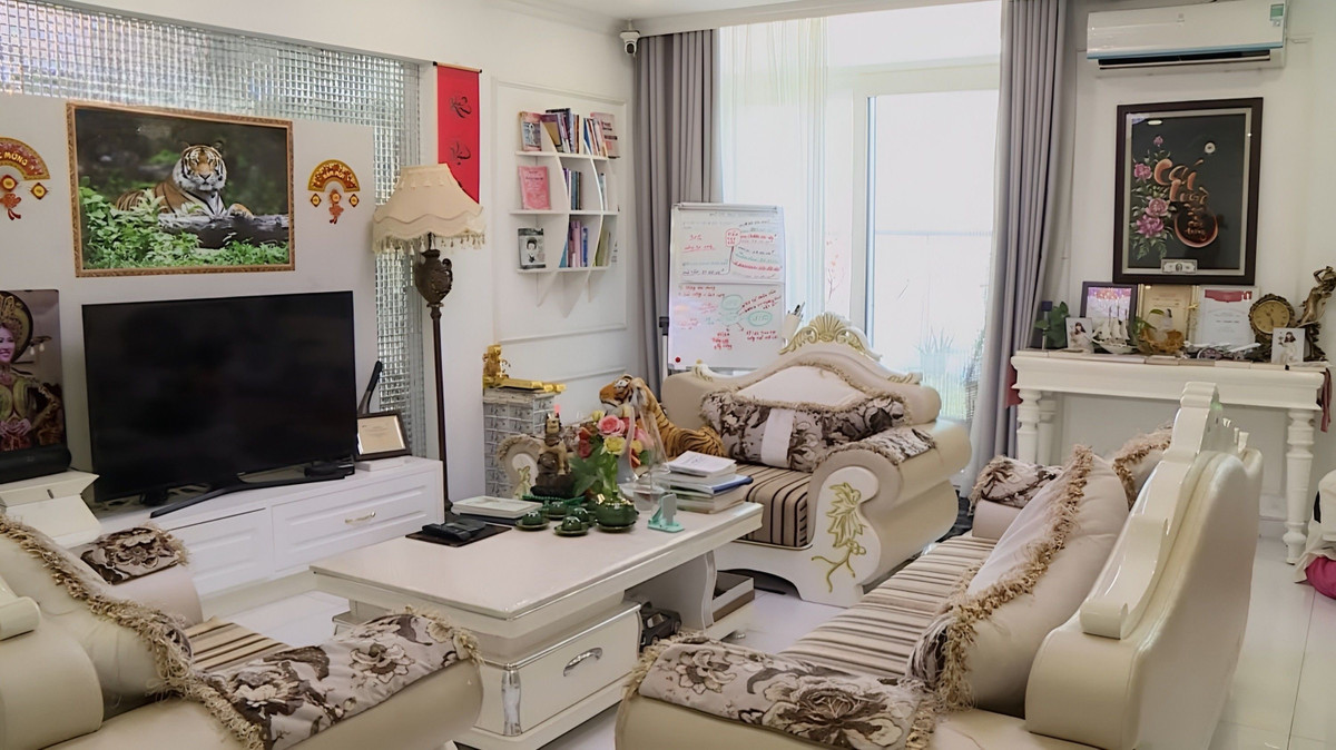 Cách đây không lâu, Phi Thanh Vân chia sẻ với VietNamNet về các ý kiến chê nhà cô không đẹp, không xứng với giá tiền 10 tỷ đồng. Theo cô, mỗi người có gu riêng trong việc thiết kế không gian sống. "Tôi luôn tôn trọng sở thích cá nhân của mỗi người nên mong mọi người cũng tôn trọng gu của tôi. Khi ra đường, bạn không thể bắt tất cả ngôi nhà giống nhau, đúng không?", cô cho hay.