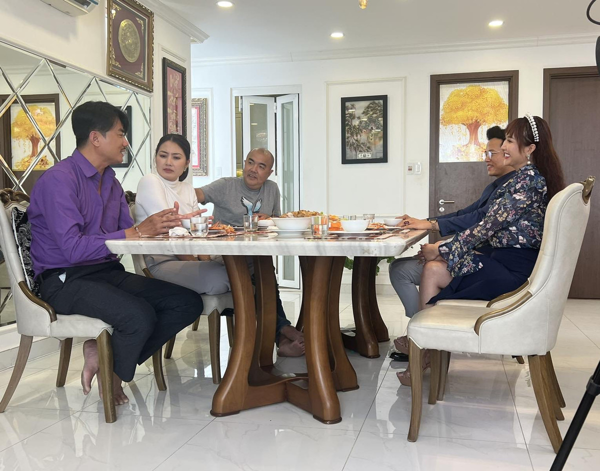 Trước câu hỏi về gu bạn trai, Phi Thanh Vân đính chính: "Tiêu chí bạn trai của tôi rất cao nhưng không phải người trẻ". Người đẹp tìm người hơn mình mọi phương diện để nương tựa; không muốn làm người che chở, bao bọc bạn trai.