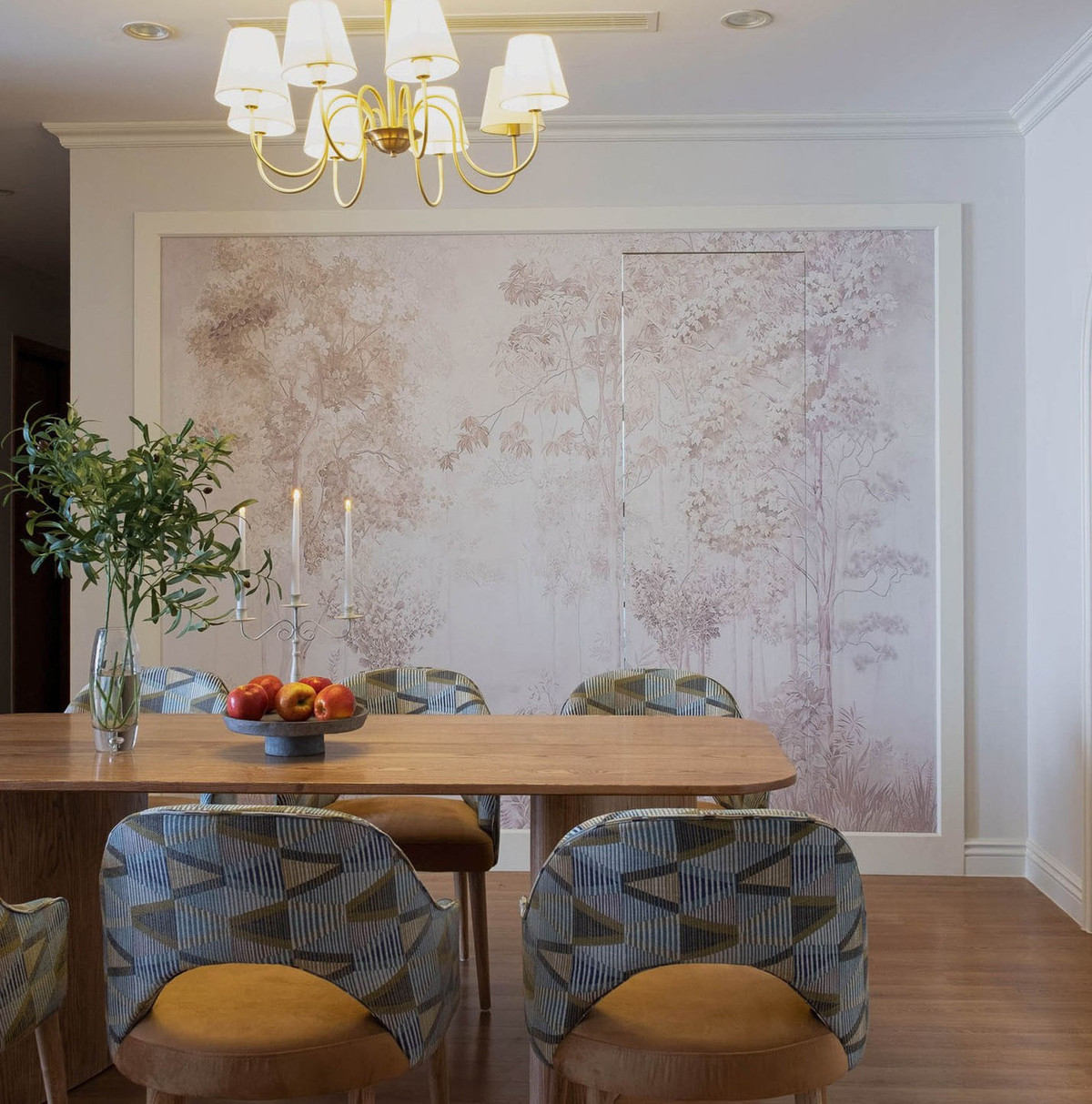 Họa tiết ghế ăn lạ mắt, tạo điểm nhấn cho khu vực sinh hoạt chung và cũng là nơi tiếp nối đến các phòng chức năng khác. 