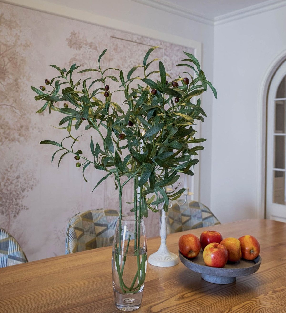 Trần thạch cao làm phẳng, chỉ giật cấp ở khu vực ghế sofa. Mặc dù mang phong cách Farmhouse nhưng nội thất được tiết chế để tạo khoảng không thoáng đãng. 