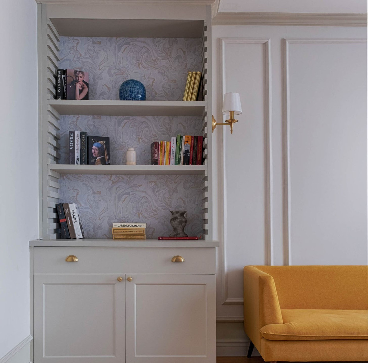 Những chiếc tủ không đơn thuần là đựng đồ, chúng còn có tác dụng tăng tính thẩm mỹ cho nhà. 