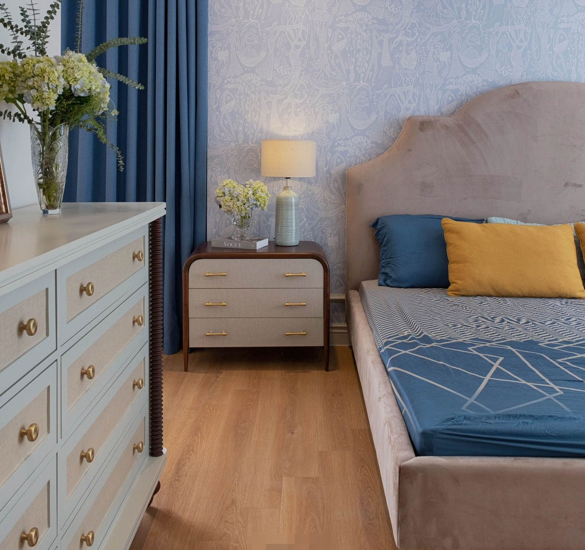 Nơi nghỉ ngơi, thư giãn của gia chủ. Căn phòng sử dụng đan xen giấy dán tường và sơn trắng để tạo hiệu ứng và sự khác biệt. 