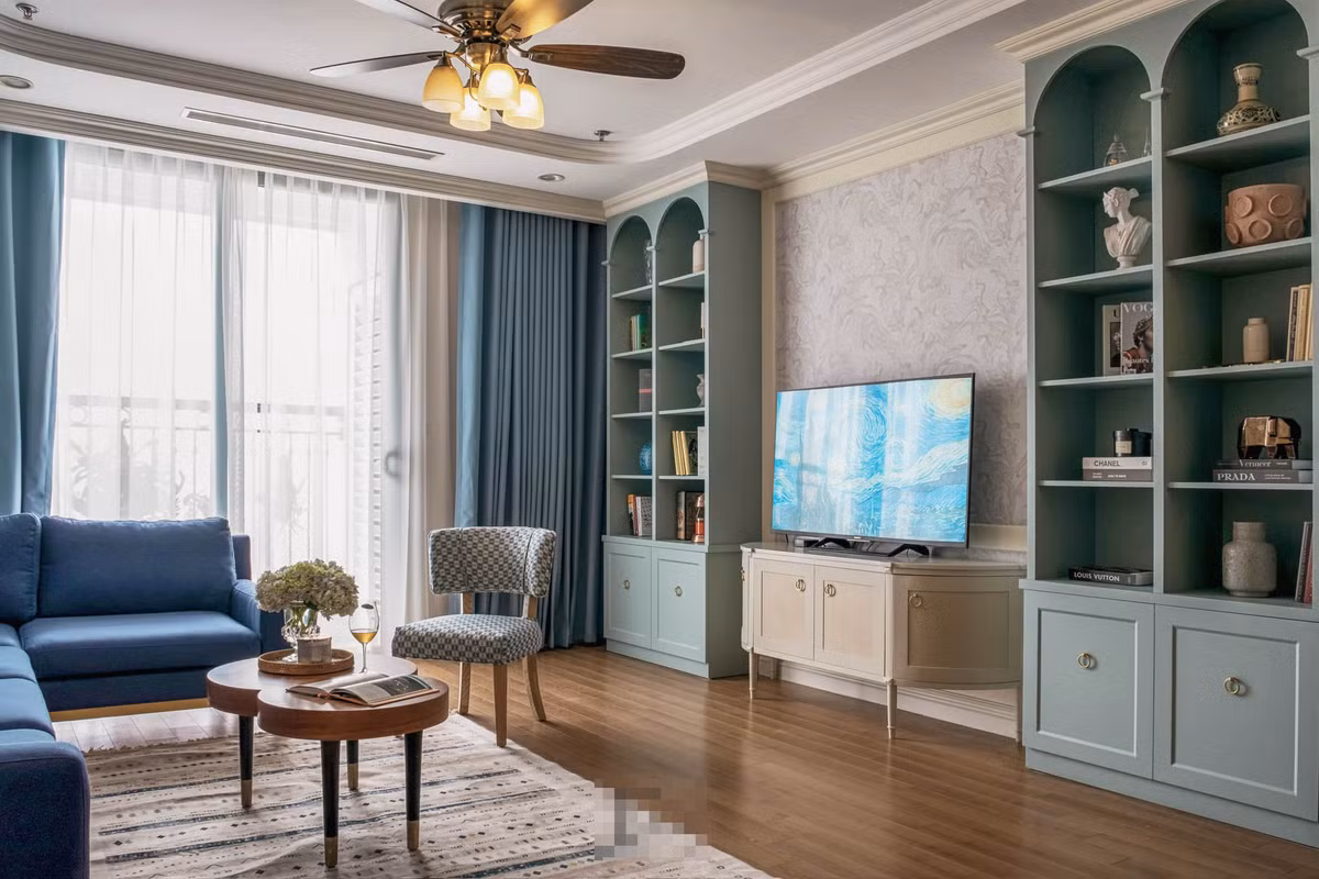 Căn hộ nằm ở phố Nguyễn Chí Thanh (Ba Đình, Hà Nội) mang gam màu trung tính, dịu nhẹ cho thị giác. Các chi tiết thiết kế tinh tế, không cầu kỳ nhưng nổi bật nhờ các đường cong và mảng màu đan xen. 