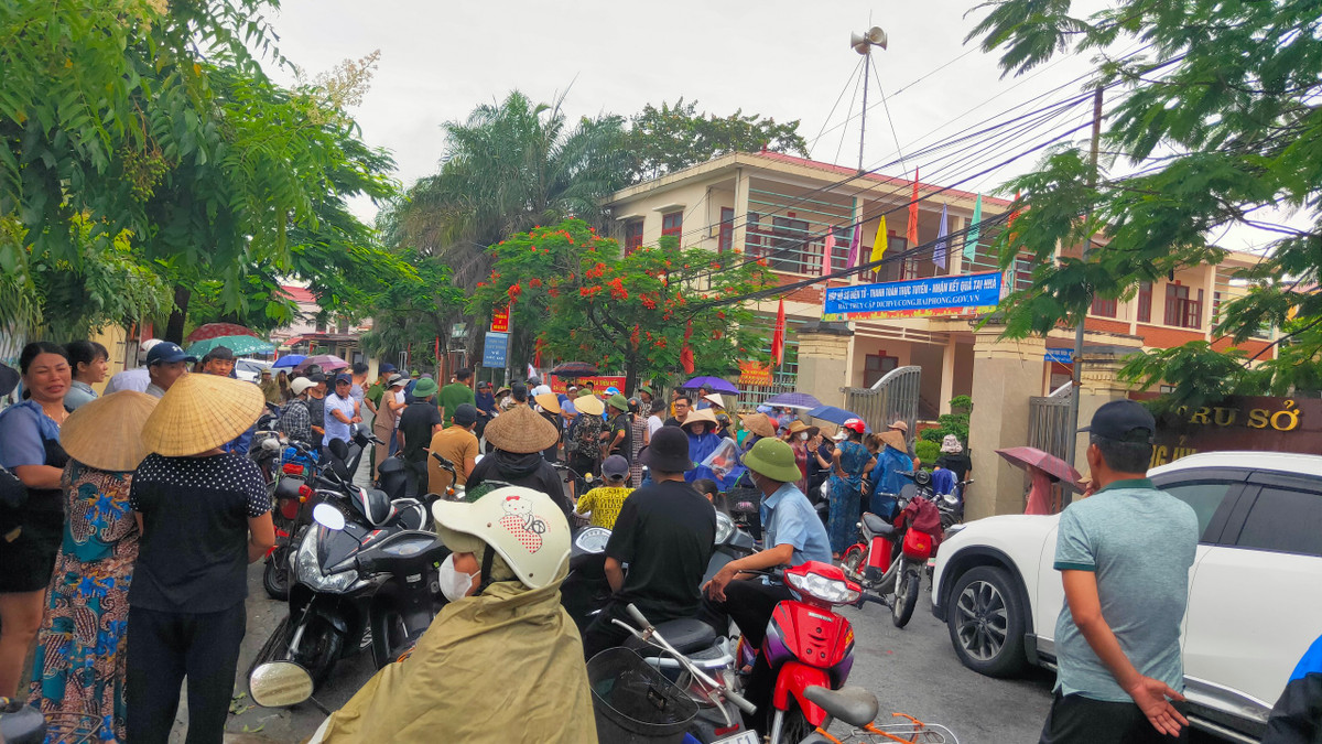 Dân kêu nước bẩn: Nhà máy nước đồng ý chuyển giao cho đơn vị khác Dan keu nuoc ban: Nha may nuoc dong y chuyen giao cho don vi khac