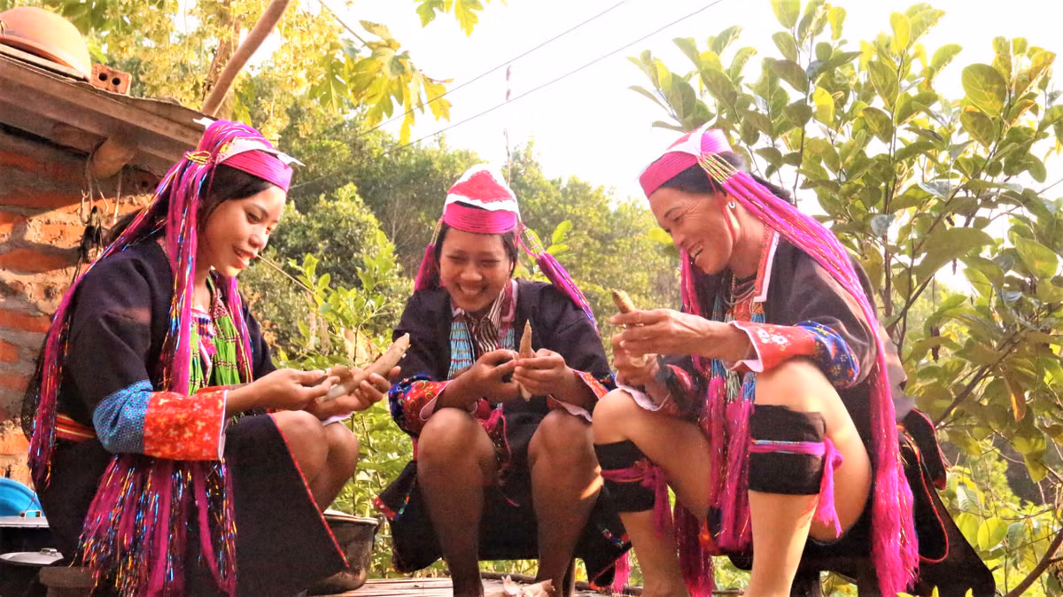 Anh Tằng Chăn Tào, thôn Ngàn Phe, xã Đồng Tâm chia sẻ: “Trước kia, gia đình tôi khó khăn, Tết chỉ dám mua ít thịt mỡ ngoài chợ. Những năm gần đây, nhờ được vay vốn để phát triển kinh tế, chăn nuôi gia súc, gia cầm..., cuộc sống khá hơn. Do đó, năm nay, tôi quyết định thịt con lợn hơn một tạ để mời anh em họ hàng đến chung vui”. 