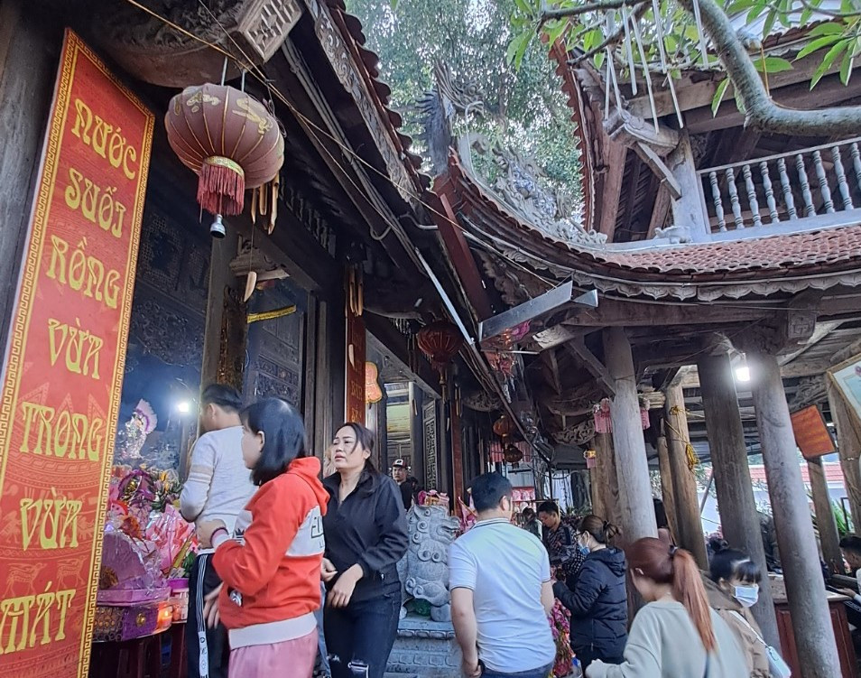 Hiện nay, phía bên trong đền vẫn còn lưu giữ câu đối được cho là của vua Lý Thánh Tông phong tặng vào năm Mậu Tuất 1058 khi ngài ngự giá qua biển Ba Lộ, dừng chân tại đền.