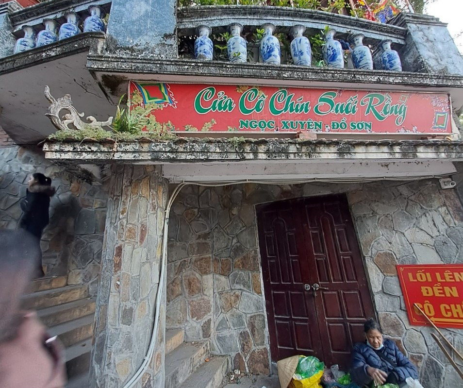 Theo sử sách ghi chép lại, có rất nhiều sự tích xung quanh đền Cô Chín Suối Rồng. Làng Ngọc Tuyền, đến thời nhà Nguyễn, đổi tên thành Đồ Hải và từ năm 1945 đến nay chính thức mang tên Ngọc Xuyên.